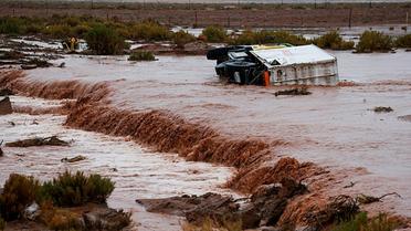 Un camion d'assistance sur le Dakar-2017 pris dans un torrent de boue le 6 janvier 2017 entre Tupiza et Oruro en Bolivie [FRANCK FIFE / AFP]