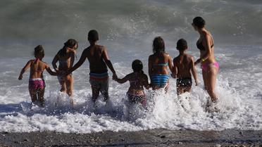 Un groupe d'enfants aux bains de mer [Valery Hache / AFP/Archives]