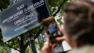 Une place de 2e arrondissement de Paris a été nommée "Ghislaine Dupont - Claude Verlon - Camille Lepage" en mémoire de trois journalistes tués dans l'exercice de leur métier, le 3 mai 2019 [KENZO TRIBOUILLARD / AFP]