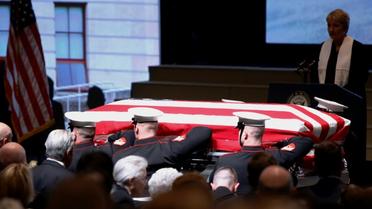 Des Marines portent le cercueil l'ancien astronaute John Glenn lors d'une cérémonie publique, le 17 décembre 2016 à Columbus (Ohio) [Paul Vernon / AFP]