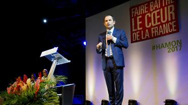 Le candidat socialiste à l'élection présidentielle française Benoit Hamon lors d'un meeting le 12 mars 2017 à Fort-de-France, en Martinique [Lionel CHAMOISEAU / AFP]