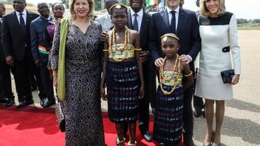 Le président de la Côte d'Ivoire, Alassane Ouattara,son épouse Dominique Ouattara, Emmanuel Macron et son épouse Brigitte Macron, à leur arrivée à Bouaké le 22 décembre 2019 [LUDOVIC MARIN / AFP]