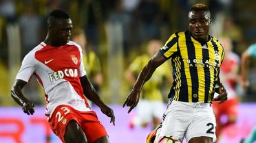 Emmanuel Emenike (d) de Fenerbahçe face à Benjamin Mendy (g) de Monaco, le 27 juillet 2016 [BULENT KILIC / AFP/Archives]