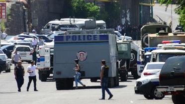 La police arménienne bloque les rues près d'un bâtiment où se déroule une prise d'otage, le 17 juillet 2016 à Erevan [KAREN MINASYAN / AFP]