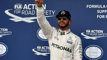 Le Britannique Lewis Hamilton (Mercedes) pouce levé après sa 50e pole position lors des qualifications pour le GP d'Australie, le 19 mars à Melbourne [SAEED KHAN                           / AFP]