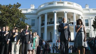Le président américain Barack Obama et son épouse Michelle Obama observent une minute de silence dans les jardins de la Maison Blanche à Washington, le 11 septembre 2015 [SAUL LOEB / AFP]