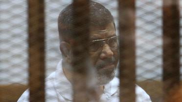 Le président islamiste Mohamed Morsi  destitué par l'armée, derrière les grillages du banc des accusés lors de son procès au Caire le 18 août 2014 [ / AFP/Archives]