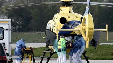 Des membres du personnel médical chargent un patient dans un Eurocopter EC-135 le 2 avril 2020 à l'aéroport d'Orly [Philippe LOPEZ / AFP]