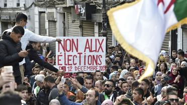 Des manifestants antigouvernementaux à Alger le 10 décembre 2019 [RYAD KRAMDI                          / AFP]