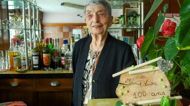 Marie-Louise Wirth, 100 ans révolus, continue d'officier derrière le comptoir de son bar, le 28 novembre 2017 à Isbergues, dans le Pas-de-Calais  [Philippe HUGUEN / AFP]