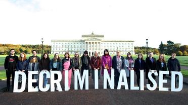 Des militants pro-avortement posent devant le parlement nord-irlandais à Belfast, le 21 octobre 2019 [PAUL FAITH / AFP]