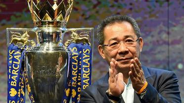 Le président de Leicester city, le Thaïlandais Vichai Srivaddhanaprabha lors d'une présentation du trophée de champion d'Angleterre remporté par son club, à Bangkok le 18 mai 2016 [CHRISTOPHE ARCHAMBAULT / AFP/Archives]