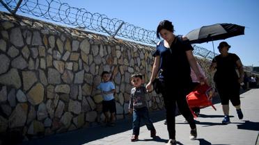 Des personnes traversent la frontière entre le Mexique et les Etats-Unis, le 20 juin 2018 à El Paso (Texas) [Brendan Smialowski / AFP]