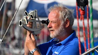 Le Norvégien Are Wiig utilise un sextant sur son bateau "Olleanna" aux Sables d'Olonne, le 30 , juin 2018, un tour du monde en solitaire [Damien MEYER / AFP]
