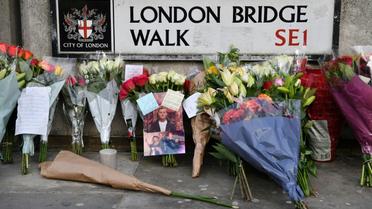 Des fleurs et la photo de Jack Merritt, le 1er décembre 2019 près du London Bridge, poignardé à mort par un ex-prisonnier condamné pour terrorisme à Londres [Ben STANSALL / AFP]