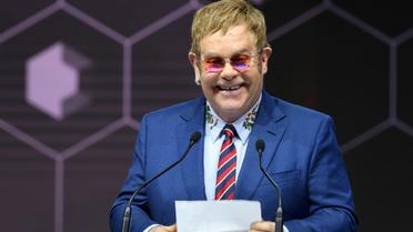 Elton John prononce un discours lors de la remise d'un prix avant le Forum économique mondial de Davos, en Suisse, le 22 janvier 2018 [Fabrice COFFRINI / AFP]