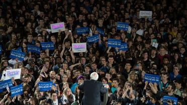 Le candidat aux primaires démocrates, Bernie Sanders (de dos), à Iowa aux Etats-Unis, le 30 janvier 2016   [Jim WATSON / AFP]