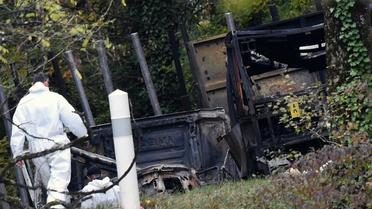 Des enquêteurs sur les lieux de la collision de Puisseguin entre un camion et un bus, le 24 octobre 2015, en Gironde [MEHDI FEDOUACH / AFP]