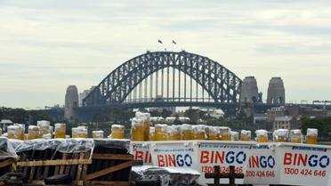 Les fusées sont prêtes à être allumées face au Harbour bridge de Sydney, photo du 29 décembre 2016 [Saeed KHAN / AFP]