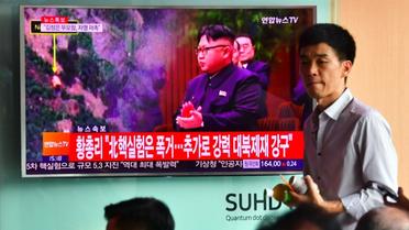 Des Sud-Coréens regardent à la télévision des images du leader nord-coréen Kim Jong-Un après le tir d'un 5e essai nucléaire de Pyongyang, le 9 septembre 2016 à Séoul [JUNG YEON-JE / AFP]