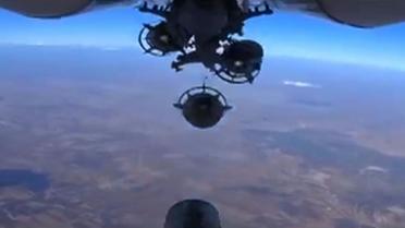 Image tirée d'une vidéo diffusée sur le site du ministère russe de la Défense, le 6 octobre 2015, montrant le largage d'une bombe lors d'une frappe aérienne russe en Syrie [ / Ministère russe de la Défense/AFP]