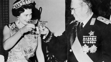Photo d'archives montrant la reine Elisabeth II aux côtés de l'ancien leader yougoslave Josip Broz Tito lors de sa visite officielle en Yougoslavie le 21 octobre 1972. [- / AFP/Archives]