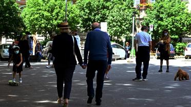 Un couple de promeneurs, le 3 mai 2020 à Rome  [Vincenzo PINTO / AFP]
