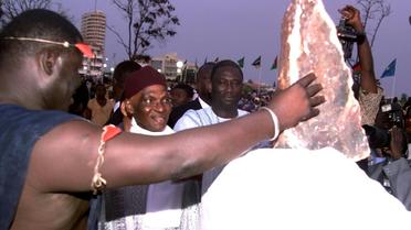 Le président sénégalais  Abdoulaye Wade (au centre) durant la pose de la première pierre du Musée des civilisations noires, le 18 juillet 2003 à Dakar [SEYLLOU DIALLO / AFP]