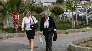 Norine Brunson (g) arrive pour assister au procès de son époux, le pasteur américain Andrew Brunson, le 16 avril à Aliag, en Turquie [OZAN KOSE / AFP]