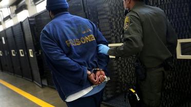 Un prisonnier et un gardien dans le "couloir de la mort" de la prison californienne de San Quentin le 15 août 2016 [JUSTIN SULLIVAN / GETTY IMAGES NORTH AMERICA/AFP]