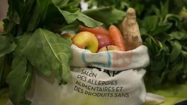 Un sac de fruits présenté le 8 avril 2016 au "Salon des allergies alimentaires et des produits sans" porte de Versailles à Paris [Elliott VERDIER / AFP]