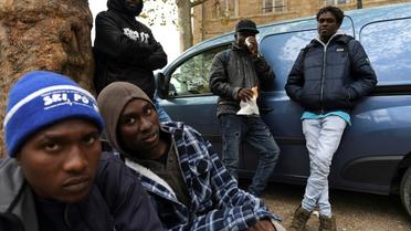 Des migrants attendent de la nourriture distribuée par l'association Utopia 56 à Paris le 11 octobre 2017 [CHRISTOPHE ARCHAMBAULT / AFP]