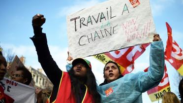 Des employées des Ehpad manifestent mardi 30 janvier 2018 à Marseille portant des pancartes avec un slogan "non au travail à la chaîne" [ANNE-CHRISTINE POUJOULAT / AFP]