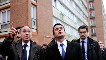 Le maire de Tourcoing Michel-François Delannoy (G) et le ministre de l'Intérieur Manuel Valls le 29 janvier 2013 à Tourcoing [Philippe Huguen / AFP/Archives]