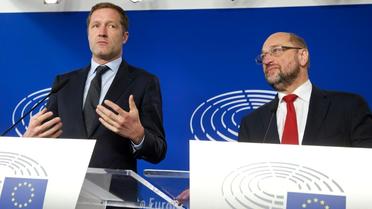 Le chef du gouvernement wallon, Paul Magnette (G) et le président du parlement européen Martin Schulz lors d'une conférence de presse, le 22 octobre 2016 à Bruxelles  [NICOLAS MAETERLINCK / BELGA/AFP]