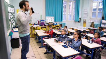 Les programmes pédagogiques du primaire ont été actualisés. Ici, un instituteur présente une application de calculs mathématiques sur une tablette numérique, dans une école de Marseille, en janvier 2018. 