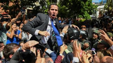 L'opposant vénézuélien Juan Guaido fait face aux forces de l'ordre lors de son arrivée devant le bâtiment de l'Assemblée nationale, le 7 janvier 2020 à Caracas.