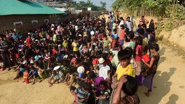 Des enfants réfugiés rohingyas attendent une distribution de nourriture au camp de Thankhali, le 23 novembre 2017 à Ukhia, au Bangladesh [Munir UZ ZAMAN / AFP]