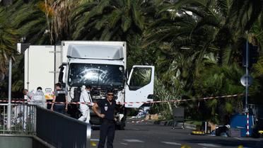 Des forces de l'ordre le 15 juillet 2016 autour du camion utilisé dans l'attentat de Nice, sur la Promenade des Anglais à Nice la veille  [ANNE-CHRISTINE POUJOULAT / AFP/Archives]