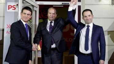 Jean-Christophe Cambadelis entre Manuel Valls et Benoît Hamon au soir du second tour de la primaire socialiste élargie le 29 janvier 2017 à Paris [GEOFFROY VAN DER HASSELT / AFP/Archives]