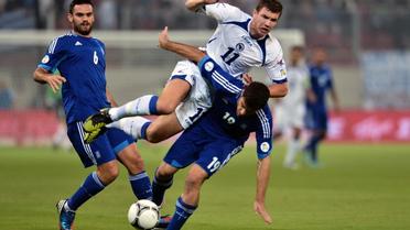 En blanc, le Bosnien Edin Dzeko contre la Grèce en 2012.