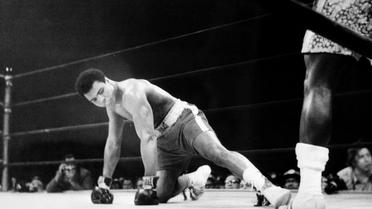 Photo prise le 8 mars 1971 à New York, au Madison Square Garden, du "match du siècle" au cours duquel Mohamed Ali (ex-Cassius Clay), à terre, fut battu au 15e round par son compatriote Joe Frazier, qui conservait ainsi son titre de champion du monde des Lourds [- / AFP]