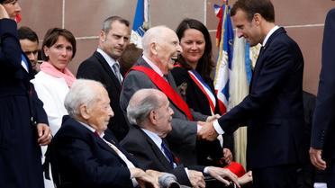 L'ancien secrétaire de Jean Moulin, le Compagnon de la Libération Daniel Cordier a été élevé au grade de Grand-Croix, le plus élevé de la Légion d'honneur par Emmanuel Macron, au Mont Valérien à Suresnes le 18 juin 2018 [CHARLES PLATIAU / POOL/AFP]