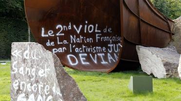 Photo prise le 6 septembre 2015 à Versailles de l'oeuvre "Dirty Corner" de l'artiste britannique Anish Kapoor, à nouveau vandalisée [FRANCOIS GUILLOT / AFP]