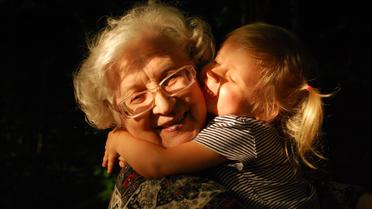 Les enfants ont des traits capables de manipuler le cerveau des grands-mères