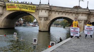 Des militants écologistes ont jeté des portraits d'Emmanuel Macron dans la Seine.