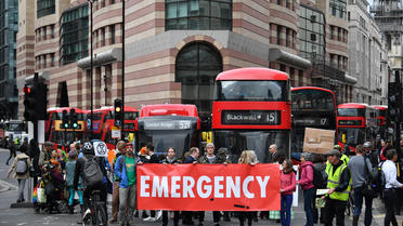 Des activistes écologistes bloquent la circulation dans le centre de Londres, lors des manifestations pour l'environnement organisées par le groupe Extinction Rebellion, le 25 avril 2019.