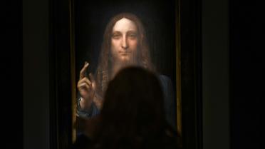Le tableau du peintre italien Léonard de Vinci adjugé 450,3 millions de dollars photographié le 3 novembre 2017 à New York [TIMOTHY A. CLARY / AFP/Archives]