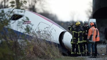 Des pompiers et des employés sur les lieux du déraillement d'un TGV à Eckwersheim près de Strasbourg le 15 novembre 2015 [FREDERICK FLORIN / AFP/Archives]
