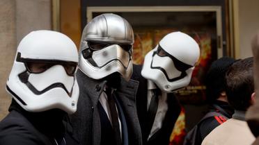 Des fans costumés en "Stormtroopers" font la queue devant le Grand Rex pour voir le dernier opus "Star Wars", le 16 décembre 2015 à Paris [ALAIN JOCARD / AFP]